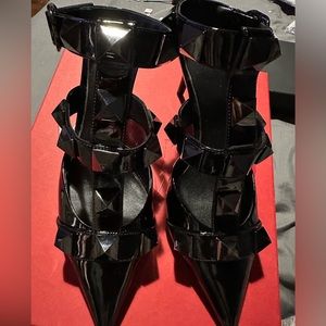 ROMAN STUD PUMP IN PATENT-LEATHER AND TONAL STUDS 80MM